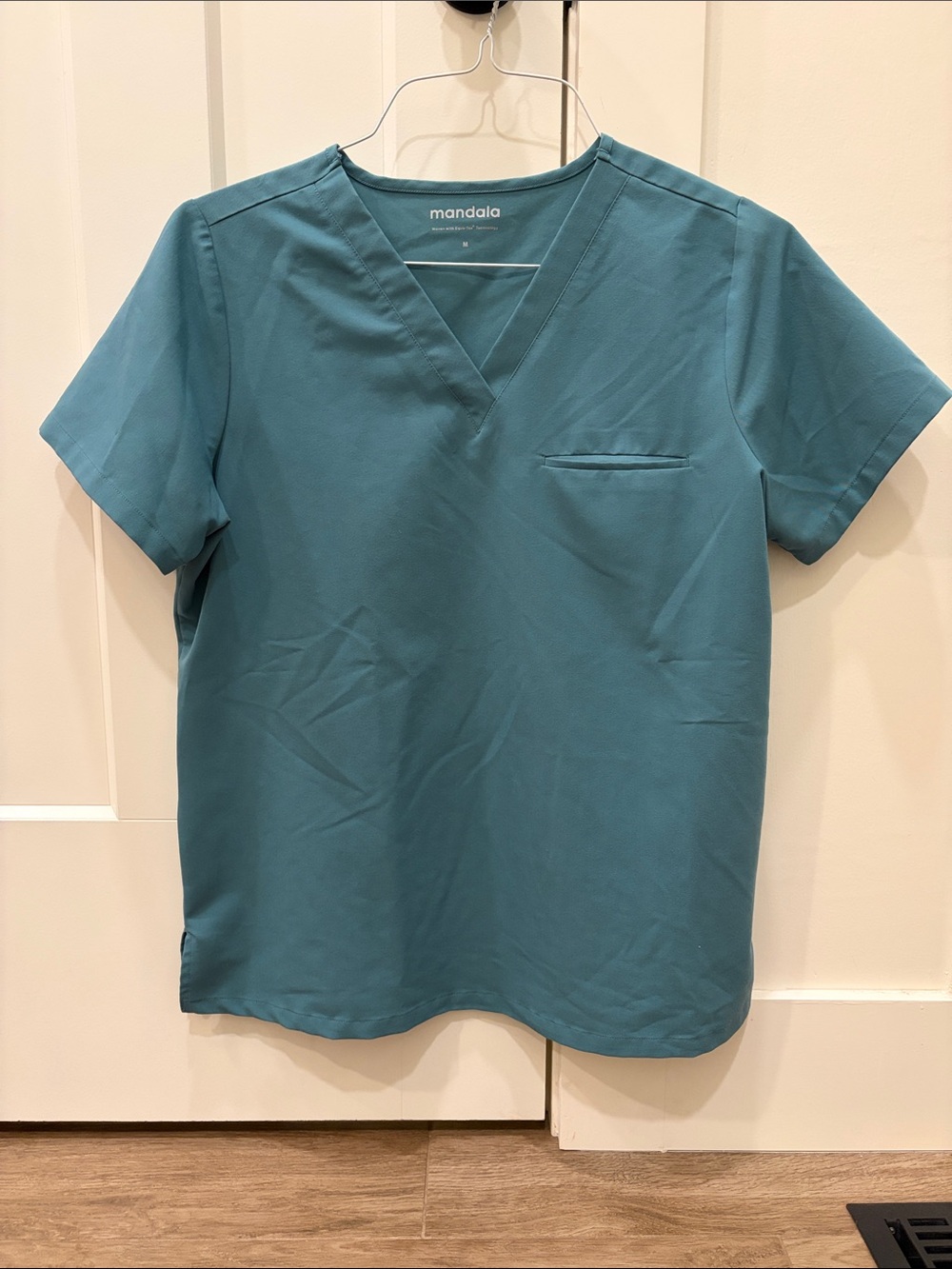 Mandala Women’s Oasis V-Neck One Pocket Scrub Top